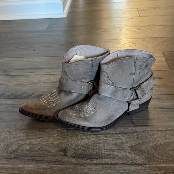 Gray leather cowgirl booties - Picture 1 of 5